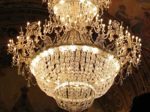 The Specialist's Guide to Installing Chandeliers in London's Period Properties