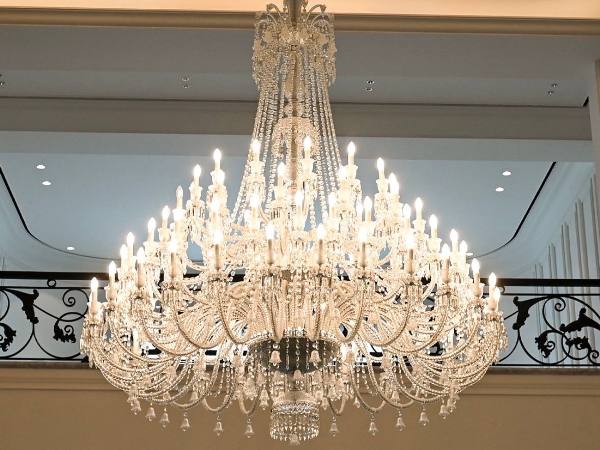 Why Luxury Homes Need Specialist Chandelier Technicians Instead of General Electricians